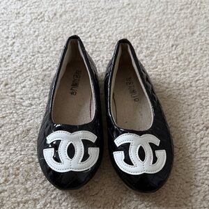 Fashionable Black and White Quilted Flats